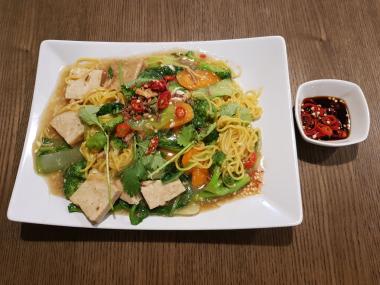Vegetarian stir fried egg noodles